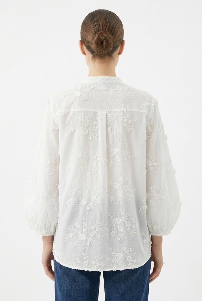 Blusa blanca Enchanté con flores bordadas y botones frontales