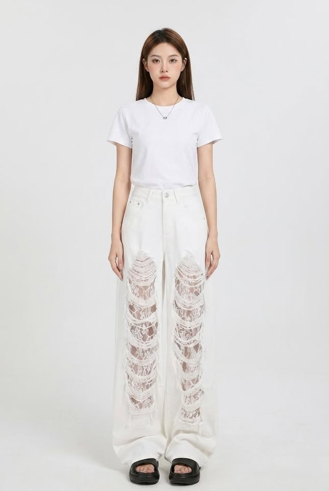 Jeans cropped Sienna color crema, a gamba ampia, con inserti in pizzo e dettagli effetto vissuto
