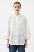 Blusa blanca Enchanté con flores bordadas y botones frontales
