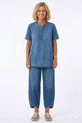Ensemble coordonné t-shirt boutonnage et pantalon à revers
